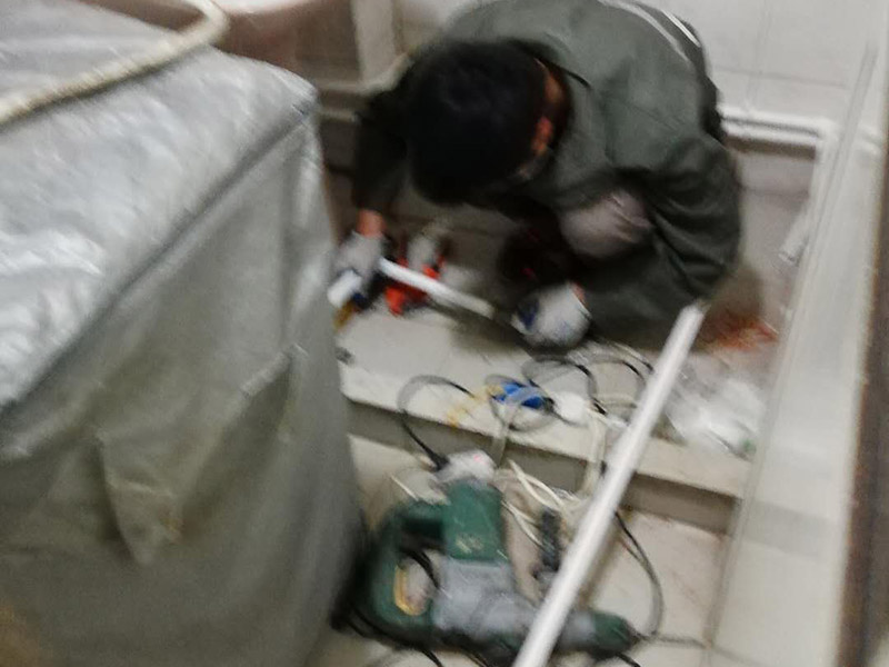 櫥柜裝修翻新：櫥柜翻新首先看下內(nèi)部柜體是否完好，如果還可以的話，我們只需要更換櫥柜門(mén)就可以了，畢竟全部換柜很麻煩，只要換個(gè)相同尺寸的櫥柜門(mén)就會(huì)有煥然一新的感覺(jué)。或者柜體本身材料還可以只是外表的漆面有脫落，比較難看，那么可以用沙皮刷掉表面漆層，然后重新噴涂其他漆色來(lái)?yè)Q新處理。不然就全部更換舊的櫥柜，但是拆除舊櫥柜一定要注意墻面和地面，由于范圍較大，很容易損壞其他部位，所以一定要要專(zhuān)業(yè)人士進(jìn)行施工。