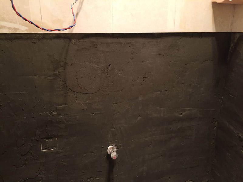 衛(wèi)生間防水找平：首先要找平地面，并確保地面足夠平整、清潔。如果地面有縫隙、缺陷、不平等后期可能會造成漏水等問題，所以前期基面防水要做到萬無一失，才能保證后期的施工順利進(jìn)行。鋪貼涂料是衛(wèi)生間防水的重要條件，鋪防水涂料時要做到用力均勻，而且不能漏刷、缺刷。脫落、開裂等現(xiàn)象也是不能出現(xiàn)的，過于干燥的季節(jié)不適宜做防水。鋪保護(hù)層是衛(wèi)生間防水的保證，做完最重要的鋪防水涂層當(dāng)然也不能忘了涂上表面防護(hù)涂料，對內(nèi)部的材料能起到一定的保護(hù)作用。鋪保護(hù)層與鋪防水涂料一樣要做到均勻、無裂痕、不脫落。在防水層徹底干透后，在衛(wèi)生間蓄水24小時以上，檢查是否有漏水等現(xiàn)象。