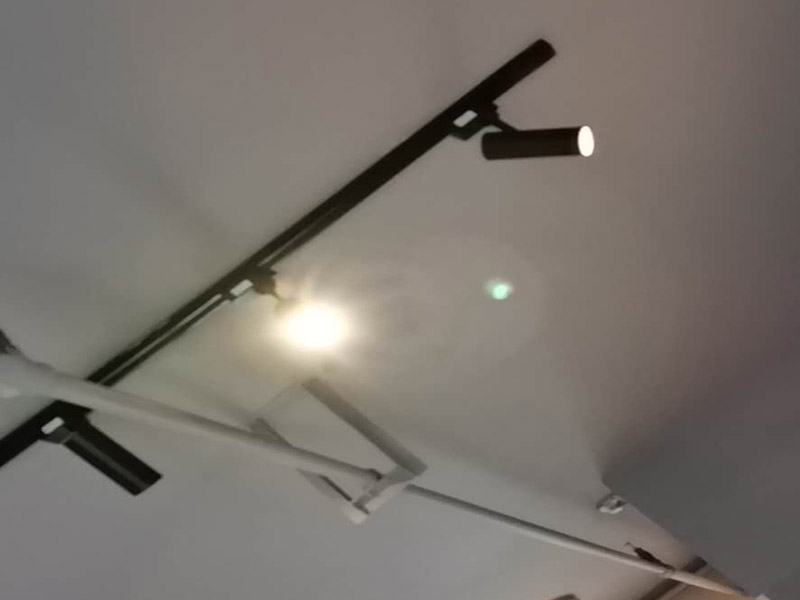 燈具安裝維修：掉線式燈頭安裝：將電源線留足維修長度后剪除余線并剝出線頭，將導(dǎo)線穿過燈頭底座，用連接螺釘將底座固定在接線盒上。取一段燈線，在一端接上燈頭，燈頭內(nèi)應(yīng)系好保險扣，將燈線另一頭穿入底座蓋碗，燈線在蓋碗內(nèi)系好保險扣并與底座上的電源線用壓接帽連接，旋上扣碗。 吸頂燈安裝：將電源線留足維修長度后剪除余先并剝出線頭，取下吸頂燈罩，把預(yù)留的電線從孔里穿過燈底座用記號筆標出底座預(yù)留的螺絲孔取下燈底座，用電錘打出標記的螺絲孔（一般燈具都是8個的鉆頭）孔內(nèi)塞入膨脹管，導(dǎo)線穿過燈具底座，燈具貼近頂板對好螺絲孔，擰緊螺絲 ，接好導(dǎo)線 扣上燈罩