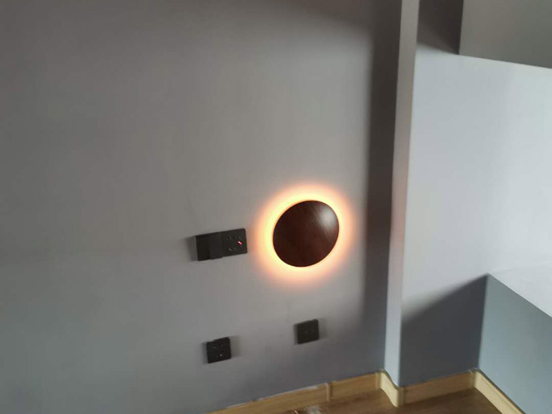 燈具安裝維修：掉線式燈頭安裝：將電源線留足維修長度后剪除余線并剝出線頭，將導(dǎo)線穿過燈頭底座，用連接螺釘將底座固定在接線盒上。取一段燈線，在一端接上燈頭，燈頭內(nèi)應(yīng)系好保險扣，將燈線另一頭穿入底座蓋碗，燈線在蓋碗內(nèi)系好保險扣并與底座上的電源線用壓接帽連接，旋上扣碗。 吸頂燈安裝：將電源線留足維修長度后剪除余先并剝出線頭，取下吸頂燈罩，把預(yù)留的電線從孔里穿過燈底座用記號筆標出底座預(yù)留的螺絲孔取下燈底座，用電錘打出標記的螺絲孔（一般燈具都是8個的鉆頭）孔內(nèi)塞入膨脹管，導(dǎo)線穿過燈具底座，燈具貼近頂板對好螺絲孔，擰緊螺絲 ，接好導(dǎo)線 扣上燈罩