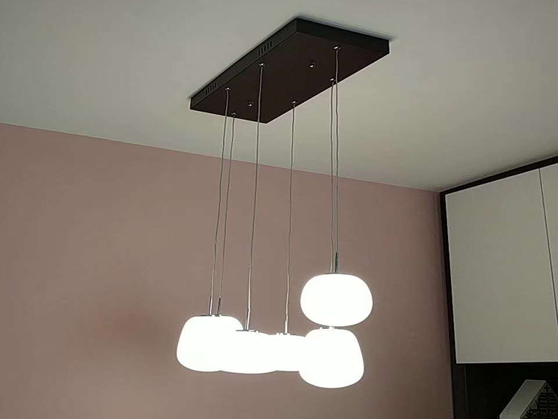 電路開槽走線：首先要根據(jù)電路的用途進(jìn)行電路定位。定位完成后，根據(jù)定位和電路走向，開布線槽。線路槽很有講究，要橫平豎直。不過，規(guī)范的做法是盡量少開橫槽，會(huì)影響墻的承受力。開槽深度應(yīng)一致，一般為PVC管直徑+10mm，要求槽線筆直。冷彎管要用彎管工具，弧度應(yīng)該是線管直徑的6倍，先排管，后用鋼絲穿過，便于以后線路升級(jí)、維修。為防止信號(hào)干擾，強(qiáng)弱電的間距應(yīng)為500mm，但很多施工達(dá)不到這個(gè)標(biāo)準(zhǔn)。如果達(dá)不到，就應(yīng)該對(duì)弱電進(jìn)行屏蔽處理。要做到強(qiáng)、弱電更不能同穿一根管內(nèi)。