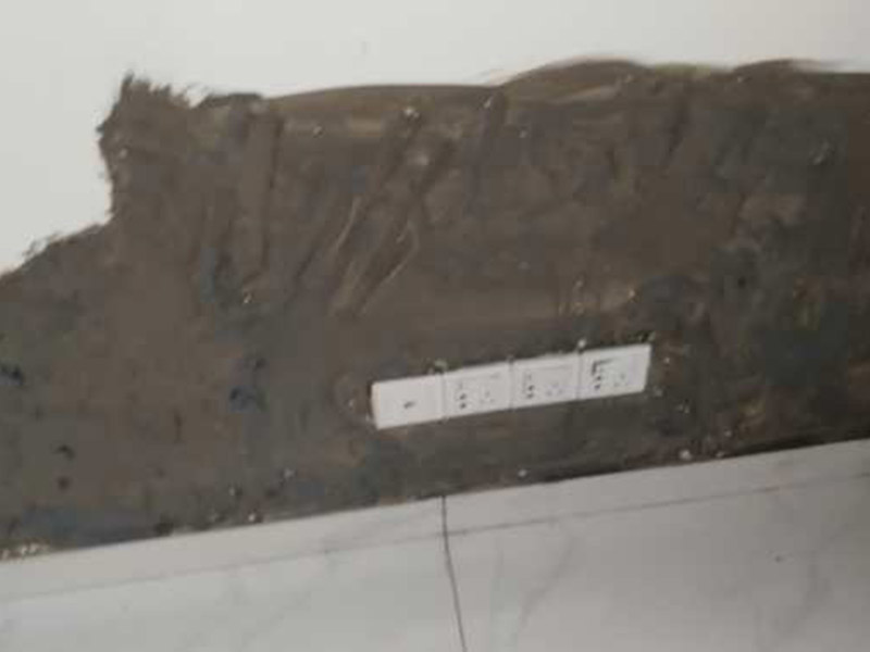 墻面局部翻新：1.墻面的清潔舊墻的清潔主要是對墻面原有的裝修和裝飾進行清除。一般為對乳膠漆和膩子層、木裝修、墻紙等的清除。如果是較新的墻面,墻體的耐水膩子可以不必完全鏟除,可以在用鋼刷和砂紙進行打磨后,用乳膠漆重新涂刷。2.基底處理在進行墻面局部翻新前,墻面基底處理一定要做好,對于粉化嚴重的要進行鏟除,再抹上一層白水泥。對于原來墻面過于光滑的,要進行打磨處理,對于粘結(jié)不牢的表皮要進行祛除,便于涂層材料與墻體表面的結(jié)合。