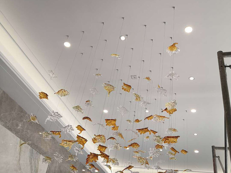 水晶吊燈安裝：一般屋頂都是水泥或者是磚石結(jié)構(gòu)，應(yīng)采用預(yù)埋吊鉤、螺栓、螺釘、膨脹螺栓固定，這個(gè)時(shí)候要注意固定螺帽的承載能力要和水晶吊燈的重量相匹配。把這個(gè)時(shí)候就要使用電鉆鉆頭將膨脹螺絲釘固定到孔位，不要偏了位置，手臂要直，不要鉆斜了。用燈具內(nèi)的安裝螺絲把掛板上到膨脹螺絲里面。注意不要把一邊先上死，兩邊輪著旋緊，保證掛板的平衡。各種水晶吊燈在安裝在易燃結(jié)構(gòu)比如木質(zhì)吊燈內(nèi)，或者屋頂易燃物時(shí)一定要做好隔熱和防火處理。安裝燈泡時(shí)接線應(yīng)接在中心觸點(diǎn)的端子上，零線應(yīng)接在螺紋的端子上。燈具采用螺口燈頭時(shí)，相線應(yīng)接燈頭的頂心，零線接螺口。記得裝齊燈泡要開燈看一下有沒有不亮的，再做調(diào)試。