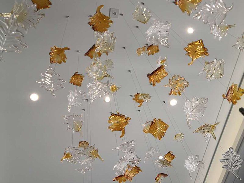 水晶吊燈安裝：一般屋頂都是水泥或者是磚石結(jié)構(gòu)，應(yīng)采用預(yù)埋吊鉤、螺栓、螺釘、膨脹螺栓固定，這個(gè)時(shí)候要注意固定螺帽的承載能力要和水晶吊燈的重量相匹配。把這個(gè)時(shí)候就要使用電鉆鉆頭將膨脹螺絲釘固定到孔位，不要偏了位置，手臂要直，不要鉆斜了。用燈具內(nèi)的安裝螺絲把掛板上到膨脹螺絲里面。注意不要把一邊先上死，兩邊輪著旋緊，保證掛板的平衡。各種水晶吊燈在安裝在易燃結(jié)構(gòu)比如木質(zhì)吊燈內(nèi)，或者屋頂易燃物時(shí)一定要做好隔熱和防火處理。安裝燈泡時(shí)接線應(yīng)接在中心觸點(diǎn)的端子上，零線應(yīng)接在螺紋的端子上。燈具采用螺口燈頭時(shí)，相線應(yīng)接燈頭的頂心，零線接螺口。記得裝齊燈泡要開燈看一下有沒有不亮的，再做調(diào)試。