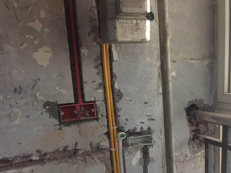 暗管布線安裝：根據(jù)需要，在墻面的合適處畫出埋穴位置，并比照接線盒大?。ㄋ闹芊糯?&mdash;3毫米），畫出開鑿范圍框線（兩個(gè)裝蓋孔應(yīng)保持水平）。以平口鑿沿柜線垂直鑿出深溝，然后從框內(nèi)向框外斜鑿去磚角，反復(fù)進(jìn)行，并注意不得崩裂框線。裝正接線盒，敲去安裝孔蓋，對(duì)準(zhǔn)線槽，并使裝蓋面稍稍伸出磚砌面，且低于粉刷面3&mdash;5毫米，再用調(diào)成膏狀的水泥粘牢。利用線管內(nèi)事先穿入的引線，將待裝電線引入線管之中。