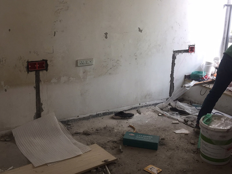 電路開槽安裝：定位開槽：定位完成后，電工根據(jù)定位和電路走向，開布線槽，線路槽橫平豎直。 走管：布線一般采用線管暗埋方式。線管有冷彎管和 PVC管兩種，冷彎管可以彎曲而不斷裂，是布線的最好選擇，因?yàn)樗霓D(zhuǎn)角是有弧度的，線可以隨時(shí)更換，而不用開墻。 穿線：強(qiáng)弱電的間距要在 30---50 公分；強(qiáng)弱電更不能同穿一根管內(nèi)；空調(diào)插座安 裝應(yīng)離地 2 米以上，電線線路要和煤氣管相距 40 公分以上。