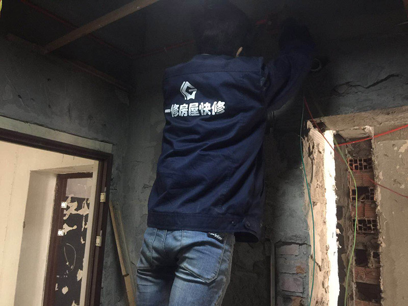 電路暗管穿線：首先把引線鐵絲頭約彈簧一半的長度置彈簧內(nèi)，再用細(xì)鐵線絞緊使二者不易分離脫落即可，不論是穿引線鐵絲還是用鐵絲拉穿導(dǎo)線，過彎道都要溫柔一點，否則容易出麻煩，穿好鐵絲后，把待穿的導(dǎo)線集束，牢固地捆綁在鐵絲一端，慢慢拉動鐵絲的另一端，導(dǎo)線就穿成了； 穿線的暗管彎頭，只能用專用工具把管子彎曲以擴大轉(zhuǎn)彎半徑使穿線容易，而不可使用成品彎頭，使用成品彎頭即便預(yù)留引線都很難很難穿線而且還會在穿線過程中使導(dǎo)線絕緣受損。