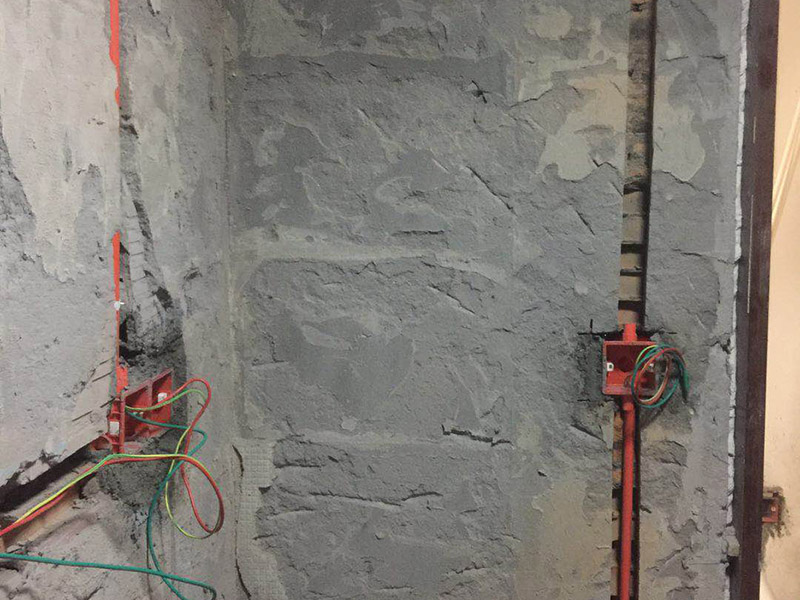 電路暗管穿線：首先把引線鐵絲頭約彈簧一半的長度置彈簧內(nèi)，再用細(xì)鐵線絞緊使二者不易分離脫落即可，不論是穿引線鐵絲還是用鐵絲拉穿導(dǎo)線，過彎道都要溫柔一點，否則容易出麻煩，穿好鐵絲后，把待穿的導(dǎo)線集束，牢固地捆綁在鐵絲一端，慢慢拉動鐵絲的另一端，導(dǎo)線就穿成了； 穿線的暗管彎頭，只能用專用工具把管子彎曲以擴大轉(zhuǎn)彎半徑使穿線容易，而不可使用成品彎頭，使用成品彎頭即便預(yù)留引線都很難很難穿線而且還會在穿線過程中使導(dǎo)線絕緣受損。