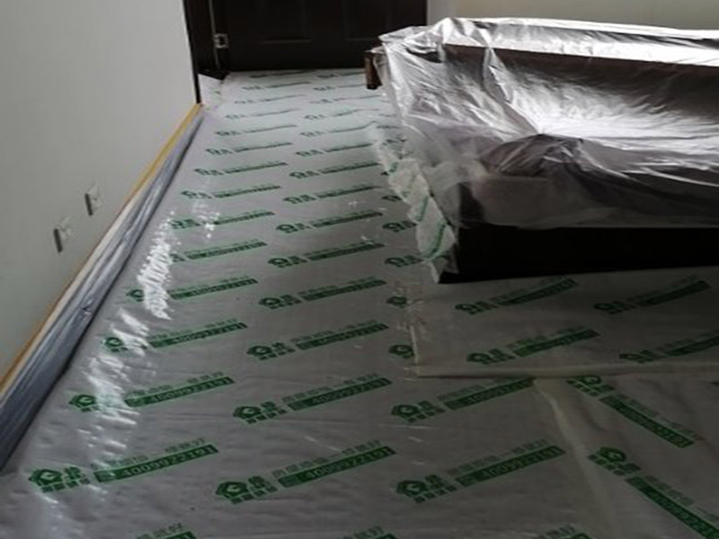 地面家具保護(hù)：地面有瓷磚或是地板的話，很可能改造的時(shí)候?qū)λ麄冇袀Φ?，所以在舊房改造中一定要對(duì)地面進(jìn)行保護(hù)，可以在地面鋪上厚厚的廢紙箱，紙箱下面墊些軟的東西，防止刮花地板。再叫施工師傅用鉆子鑿，別用大鐵錘直接砸。直接砸碎磚會(huì)亂飛。