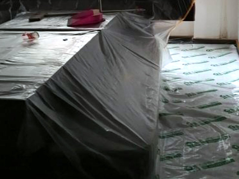 地面家具保護(hù)：地面有瓷磚或是地板的話，很可能改造的時(shí)候?qū)λ麄冇袀Φ?，所以在舊房改造中一定要對(duì)地面進(jìn)行保護(hù)，可以在地面鋪上厚厚的廢紙箱，紙箱下面墊些軟的東西，防止刮花地板。再叫施工師傅用鉆子鑿，別用大鐵錘直接砸。直接砸碎磚會(huì)亂飛。