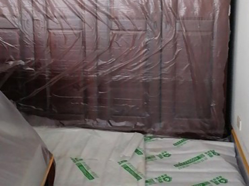 地面家具保護(hù)：地面有瓷磚或是地板的話，很可能改造的時(shí)候?qū)λ麄冇袀Φ?，所以在舊房改造中一定要對(duì)地面進(jìn)行保護(hù)，可以在地面鋪上厚厚的廢紙箱，紙箱下面墊些軟的東西，防止刮花地板。再叫施工師傅用鉆子鑿，別用大鐵錘直接砸。直接砸碎磚會(huì)亂飛。