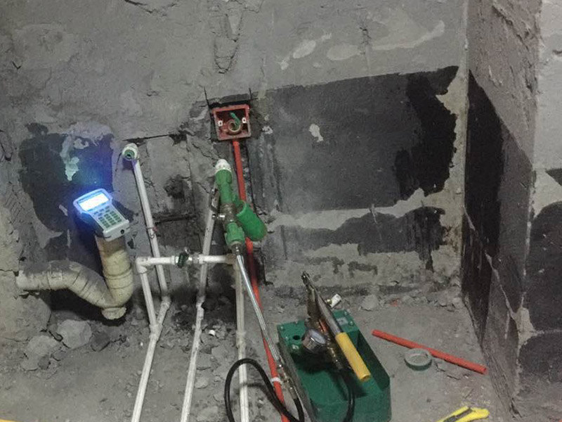 水管打壓檢測(cè)：靜水管道的壓力是不能夠低于0.80MPa，而若是管道工作壓力小于0.8MPa，那么水壓試驗(yàn)壓力應(yīng)選擇0.8MPa。并且需要注意的是，不能用氣壓試驗(yàn)代替水壓試驗(yàn)。管道水壓試驗(yàn)長(zhǎng)度不能超過1000m，并且對(duì)于有附件的管段來(lái)說(shuō)，水壓試驗(yàn)分段長(zhǎng)度不宜大于500m。并且材質(zhì)不同，試壓是需要有所區(qū)分的。在加壓時(shí)，應(yīng)該采用帶有計(jì)量裝置的設(shè)備，并且精度不應(yīng)低于1.5級(jí)，量程范圍應(yīng)為試驗(yàn)壓力1.3~1.5倍，表盤直徑不應(yīng)小于150mm。