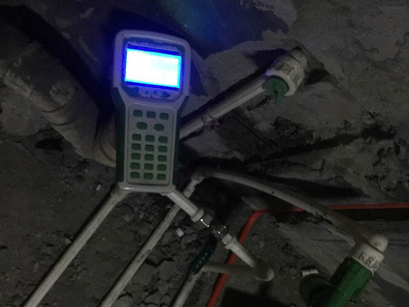 水管打壓檢測(cè)：靜水管道的壓力是不能夠低于0.80MPa，而若是管道工作壓力小于0.8MPa，那么水壓試驗(yàn)壓力應(yīng)選擇0.8MPa。并且需要注意的是，不能用氣壓試驗(yàn)代替水壓試驗(yàn)。管道水壓試驗(yàn)長(zhǎng)度不能超過1000m，并且對(duì)于有附件的管段來(lái)說(shuō)，水壓試驗(yàn)分段長(zhǎng)度不宜大于500m。并且材質(zhì)不同，試壓是需要有所區(qū)分的。在加壓時(shí)，應(yīng)該采用帶有計(jì)量裝置的設(shè)備，并且精度不應(yīng)低于1.5級(jí)，量程范圍應(yīng)為試驗(yàn)壓力1.3~1.5倍，表盤直徑不應(yīng)小于150mm。