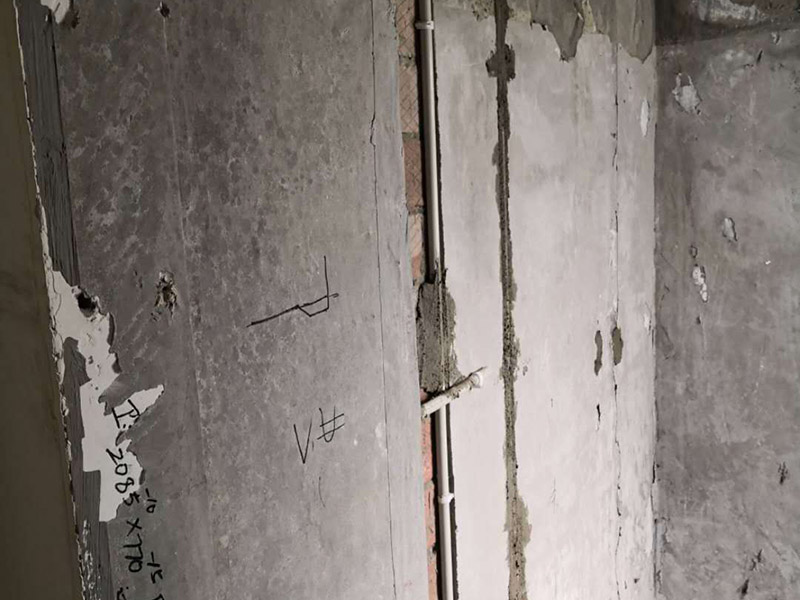 插座布線安裝：衛(wèi)生間的電路改造只需要把整體照明燈具的線路預(yù)留好就可以，相對來說比較簡單。另外，衛(wèi)生間是水氣較多的地方，因此，嚴(yán)禁在衛(wèi)生間內(nèi)的潮濕處如淋浴區(qū)或澡盆附近設(shè)置電源插座，其它區(qū)域設(shè)置的電源插座應(yīng)采用防濺式。有外窗時，應(yīng)在外窗旁預(yù)留排氣扇接線盒或插座，由于排氣風(fēng)道一般在淋浴區(qū)或澡盆附近，所以接線盒或插座應(yīng)距地面2.25m以上安裝。距淋浴區(qū)或澡盆外沿0.6m外預(yù)留電熱水器插座和潔身器用電源插座。在盥洗臺鏡旁設(shè)置美容用和剃須用電源插座，距地面1.5m～1.6m安裝。安裝在衛(wèi)生間的插座宜帶開關(guān)和指示燈，如果安裝在潮濕位置的插座，最好在插座表面安裝一個防水的蓋子，避免水汽進(jìn)入插座內(nèi)，引起短路。