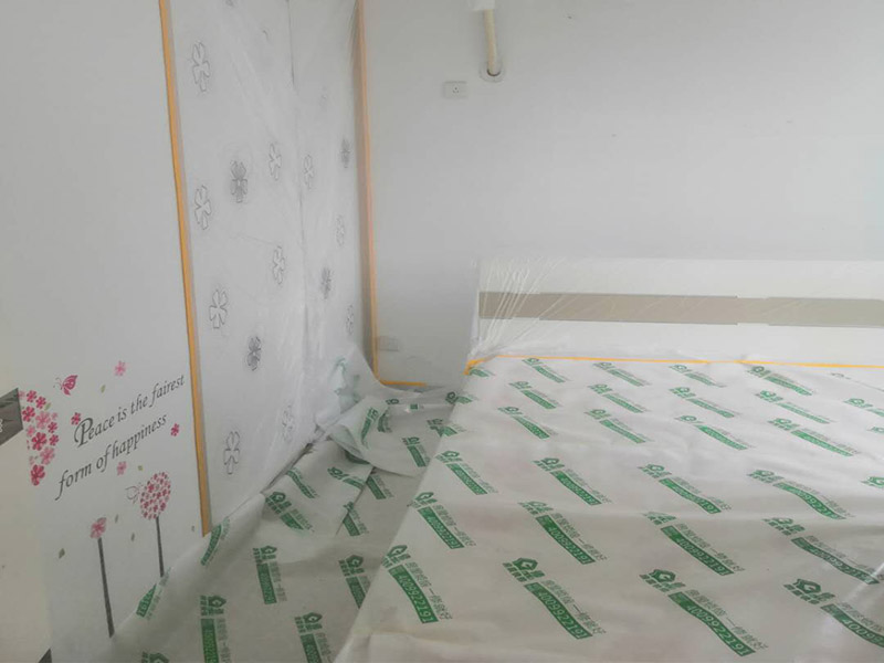 家具地面保護：滿鋪成品瓦楞紙板，再用干凈彩條布滿鋪在普通石膏板上，在彩條布交接處及轉角處用膠帶固定，也可選用木芯板或三夾板。材料選用視上人、車情況而定。用原門框保護膜，或者多層板或密度板，報紙，美紋紙保護。