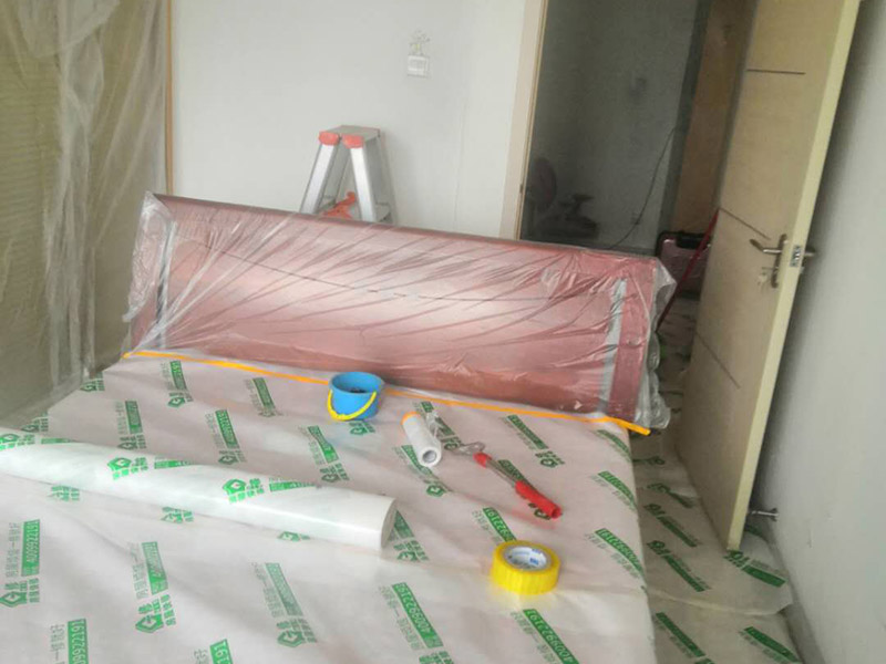 家具地面保護：滿鋪成品瓦楞紙板，再用干凈彩條布滿鋪在普通石膏板上，在彩條布交接處及轉角處用膠帶固定，也可選用木芯板或三夾板。材料選用視上人、車情況而定。用原門框保護膜，或者多層板或密度板，報紙，美紋紙保護。