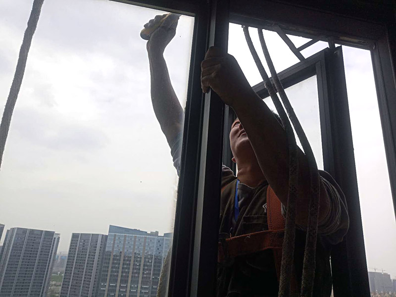 舊門窗膠清除：一般首先需要用刀片把門窗框內(nèi)側(cè)的密封膠等切開，門窗如果是采用膨脹螺栓與墻體連接的，可直接用螺絲刀把膨脹螺栓取下;如果脹栓生銹，則可用沖擊鉆將其打碎;而如果是采用連接片連接的則直接使用沖擊鉆即可;如果窗框難以取下，則需用鋼鋸將靠墻的框中部鋸開取下。門窗拆除時(shí)，需要避免用大錘猛砸拆除的情況，防止對墻體結(jié)構(gòu)造成破壞。如果對原有建筑墻體造成破壞，還需要進(jìn)行修復(fù)，會大大增加施工成本。