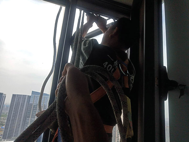 舊門窗膠清除：一般首先需要用刀片把門窗框內(nèi)側(cè)的密封膠等切開，門窗如果是采用膨脹螺栓與墻體連接的，可直接用螺絲刀把膨脹螺栓取下;如果脹栓生銹，則可用沖擊鉆將其打碎;而如果是采用連接片連接的則直接使用沖擊鉆即可;如果窗框難以取下，則需用鋼鋸將靠墻的框中部鋸開取下。門窗拆除時(shí)，需要避免用大錘猛砸拆除的情況，防止對墻體結(jié)構(gòu)造成破壞。如果對原有建筑墻體造成破壞，還需要進(jìn)行修復(fù)，會大大增加施工成本。