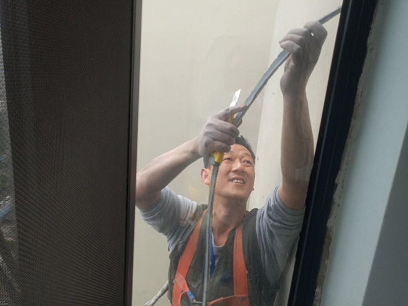 舊門窗膠清除：一般首先需要用刀片把門窗框內(nèi)側(cè)的密封膠等切開，門窗如果是采用膨脹螺栓與墻體連接的，可直接用螺絲刀把膨脹螺栓取下;如果脹栓生銹，則可用沖擊鉆將其打碎;而如果是采用連接片連接的則直接使用沖擊鉆即可;如果窗框難以取下，則需用鋼鋸將靠墻的框中部鋸開取下。門窗拆除時(shí)，需要避免用大錘猛砸拆除的情況，防止對墻體結(jié)構(gòu)造成破壞。如果對原有建筑墻體造成破壞，還需要進(jìn)行修復(fù)，會大大增加施工成本。