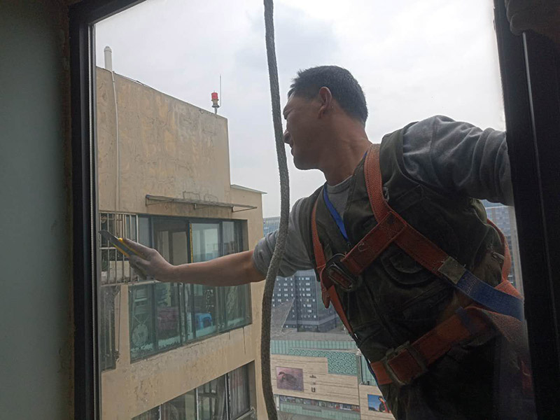 舊門窗膠清除：一般首先需要用刀片把門窗框內(nèi)側(cè)的密封膠等切開，門窗如果是采用膨脹螺栓與墻體連接的，可直接用螺絲刀把膨脹螺栓取下;如果脹栓生銹，則可用沖擊鉆將其打碎;而如果是采用連接片連接的則直接使用沖擊鉆即可;如果窗框難以取下，則需用鋼鋸將靠墻的框中部鋸開取下。門窗拆除時(shí)，需要避免用大錘猛砸拆除的情況，防止對墻體結(jié)構(gòu)造成破壞。如果對原有建筑墻體造成破壞，還需要進(jìn)行修復(fù)，會大大增加施工成本。