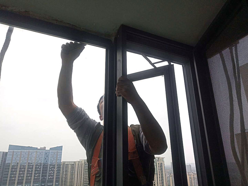 舊門窗膠清除：一般首先需要用刀片把門窗框內(nèi)側(cè)的密封膠等切開，門窗如果是采用膨脹螺栓與墻體連接的，可直接用螺絲刀把膨脹螺栓取下;如果脹栓生銹，則可用沖擊鉆將其打碎;而如果是采用連接片連接的則直接使用沖擊鉆即可;如果窗框難以取下，則需用鋼鋸將靠墻的框中部鋸開取下。門窗拆除時(shí)，需要避免用大錘猛砸拆除的情況，防止對墻體結(jié)構(gòu)造成破壞。如果對原有建筑墻體造成破壞，還需要進(jìn)行修復(fù)，會大大增加施工成本。