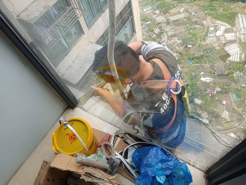 門窗重新打膠維修:1.當(dāng)我們粘在破碎的橋梁的鋁門窗上時，如果需要在外面粘合，我們必須將它粘在外面，因為如果它幾乎不粘在室內(nèi)，它顯然會不均勻。它不起防水功能。 2.當(dāng)我們將破碎的橋梁的鋁門和窗戶粘在一起時，我們需要將膠帶放在鋁門的側(cè)面和斷橋的窗戶上。不要將它粘在頂部也很重要。否則，更重要的是。之后，膠帶脫膠，防水效果消失。