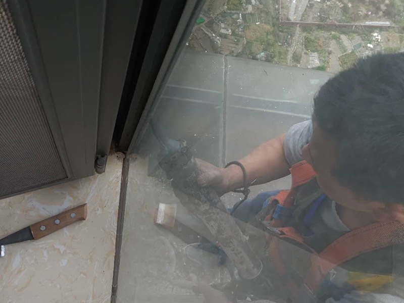 門窗重新打膠維修:1.當(dāng)我們粘在破碎的橋梁的鋁門窗上時，如果需要在外面粘合，我們必須將它粘在外面，因為如果它幾乎不粘在室內(nèi)，它顯然會不均勻。它不起防水功能。 2.當(dāng)我們將破碎的橋梁的鋁門和窗戶粘在一起時，我們需要將膠帶放在鋁門的側(cè)面和斷橋的窗戶上。不要將它粘在頂部也很重要。否則，更重要的是。之后，膠帶脫膠，防水效果消失。