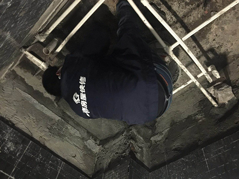 衛(wèi)生間管道改造：處理下水管時(shí)，師傅在底部加了一個(gè)存水彎，這樣既能起到阻止返水的作用，同時(shí)也兼具阻隔臭氣的作用。水泥層中的暗地漏處理，這個(gè)是最實(shí)用，也是最容易忽略的地方，而它的作用，主要是用來排放地磚層下積水的，避免地磚長期在積水的滲透下，出現(xiàn)起殼的問題，繼而對(duì)防水產(chǎn)生影響；所以說衛(wèi)生間的管道這樣處理才最好。