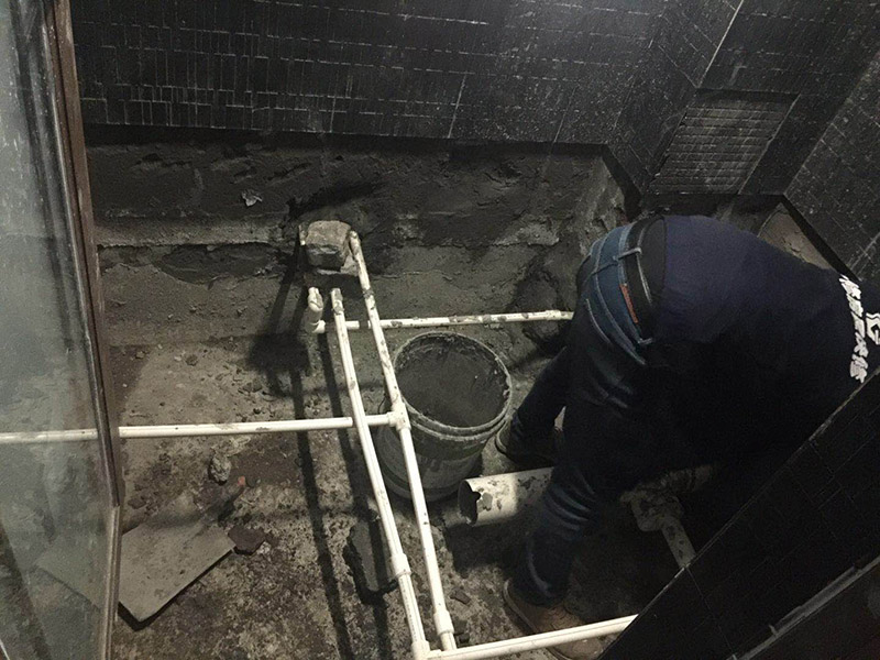 衛(wèi)生間管道改造：處理下水管時(shí)，師傅在底部加了一個(gè)存水彎，這樣既能起到阻止返水的作用，同時(shí)也兼具阻隔臭氣的作用。水泥層中的暗地漏處理，這個(gè)是最實(shí)用，也是最容易忽略的地方，而它的作用，主要是用來排放地磚層下積水的，避免地磚長期在積水的滲透下，出現(xiàn)起殼的問題，繼而對(duì)防水產(chǎn)生影響；所以說衛(wèi)生間的管道這樣處理才最好。