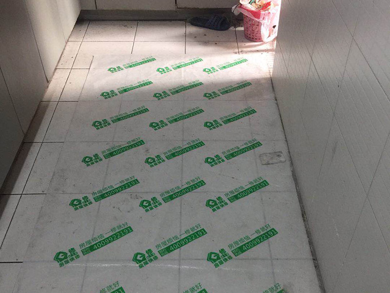 衛(wèi)生間管道改造：處理下水管時(shí)，師傅在底部加了一個(gè)存水彎，這樣既能起到阻止返水的作用，同時(shí)也兼具阻隔臭氣的作用。水泥層中的暗地漏處理，這個(gè)是最實(shí)用，也是最容易忽略的地方，而它的作用，主要是用來排放地磚層下積水的，避免地磚長期在積水的滲透下，出現(xiàn)起殼的問題，繼而對(duì)防水產(chǎn)生影響；所以說衛(wèi)生間的管道這樣處理才最好。