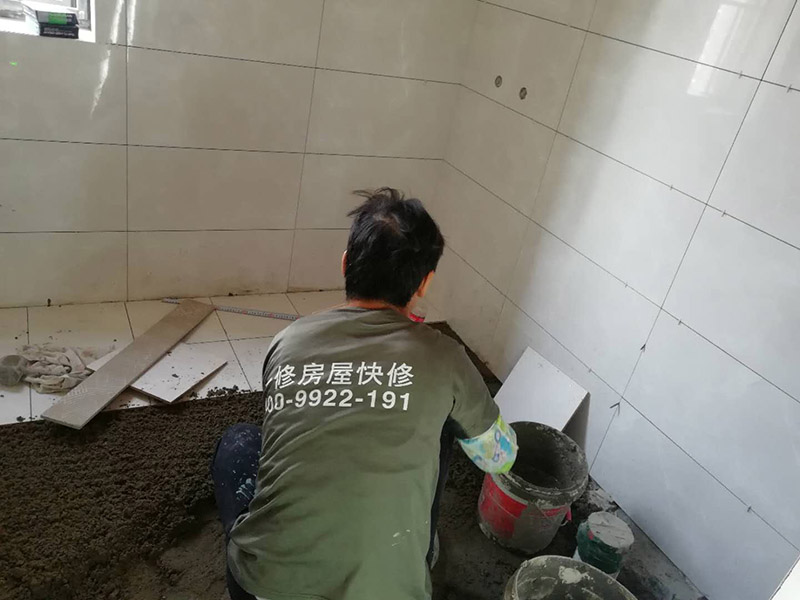 浴室墻磚地磚鋪貼：在鋪貼瓷磚前，我們要先把還沒涂抹水泥的地磚鋪在地上，并敲平，然后在地磚上涂滿水泥，鋪在地面，鋪地磚的過程中要對齊四塊磚的對角位置。   另外，在鋪貼瓷磚時(shí)也要講究鋪貼順序，在鋪地磚時(shí)應(yīng)從內(nèi)向外貼，有坡度或地漏的地方，要注意排水方向找坡，而墻面磚應(yīng)從下往上貼，底層的瓷磚要最后貼，這樣鋪貼出來才美觀，我們鋪完地磚后還要壓地磚。