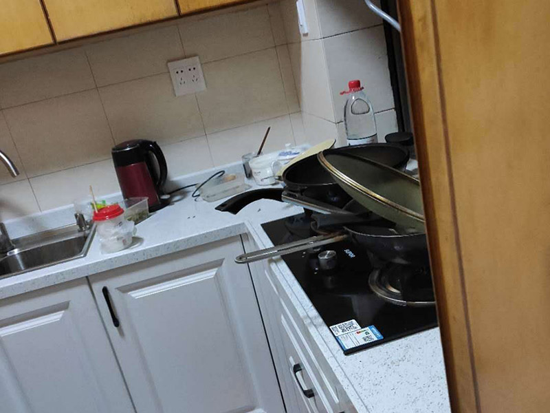 櫥柜拆除重裝：首先臺面是不能直接整體拆除的。在操作的時候需要跟安裝時所搬來部件一樣，先將吊柜一體拆下來然后才能將臺面板拆下來。最后再把柜體拆除。整體拆步驟比較的麻煩，需要有專業(yè)人員進(jìn)行。 1、裝置地柜：這是全體櫥柜裝置程序中的第1步。咱們在進(jìn)行裝置前應(yīng)當(dāng)先進(jìn)行地上的整理。最常見的地柜外型有L型和U型，咱們應(yīng)當(dāng)仔細(xì)丈量廚房的尺度，然后找到基準(zhǔn)點(diǎn)，做好地柜之間的銜接。 2、裝置吊柜：作為全體櫥柜裝置程序的第2步，咱們要確保吊柜裝置時銜接嚴(yán)密，水平線與臺面間隔適中。 3、裝置臺面：臺面的裝置放到第三步是為了削減差錯。 4、裝置五金：廚房用的五金有水龍頭、水槽、開關(guān)面板等。 5、裝置灶具：這是全體櫥柜裝置程序中的最終一步，油煙機(jī)之類灶具的裝置方位要經(jīng)過慎重考慮，電源孔巨細(xì)要合適。 6、調(diào)整柜門：調(diào)整門板是為確保柜門縫隙均勻及橫平豎直。地柜進(jìn)深一般為550毫米，吊柜為300毫米，提示消費(fèi)者也能夠依據(jù)實(shí)際情況進(jìn)行調(diào)整。