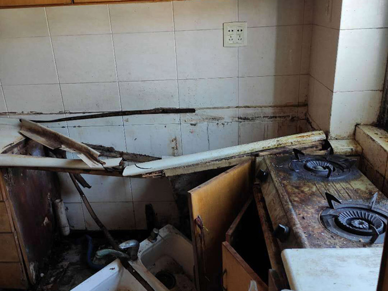 櫥柜拆除重裝：首先臺面是不能直接整體拆除的。在操作的時候需要跟安裝時所搬來部件一樣，先將吊柜一體拆下來然后才能將臺面板拆下來。最后再把柜體拆除。整體拆步驟比較的麻煩，需要有專業(yè)人員進(jìn)行。 1、裝置地柜：這是全體櫥柜裝置程序中的第1步。咱們在進(jìn)行裝置前應(yīng)當(dāng)先進(jìn)行地上的整理。最常見的地柜外型有L型和U型，咱們應(yīng)當(dāng)仔細(xì)丈量廚房的尺度，然后找到基準(zhǔn)點(diǎn)，做好地柜之間的銜接。 2、裝置吊柜：作為全體櫥柜裝置程序的第2步，咱們要確保吊柜裝置時銜接嚴(yán)密，水平線與臺面間隔適中。 3、裝置臺面：臺面的裝置放到第三步是為了削減差錯。 4、裝置五金：廚房用的五金有水龍頭、水槽、開關(guān)面板等。 5、裝置灶具：這是全體櫥柜裝置程序中的最終一步，油煙機(jī)之類灶具的裝置方位要經(jīng)過慎重考慮，電源孔巨細(xì)要合適。 6、調(diào)整柜門：調(diào)整門板是為確保柜門縫隙均勻及橫平豎直。地柜進(jìn)深一般為550毫米，吊柜為300毫米，提示消費(fèi)者也能夠依據(jù)實(shí)際情況進(jìn)行調(diào)整。