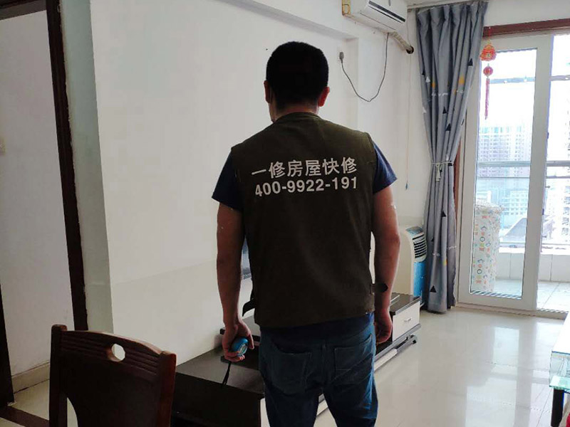 廚房吊頂檢查維修：廚衛(wèi)吊頂首先就是要注意&ldquo;三防&rdquo;，即防水、防潮和防火，所以在材料的選擇上，不提倡采用木龍骨。目前家裝中普遍采用的是鋁扣板，其基本上能夠克服老一代PVC板的一些缺陷，比如時(shí)間過(guò)長(zhǎng)容易變色、老化以及破損，同時(shí)粘上的油膩物質(zhì)難以清洗等?，F(xiàn)在市面上也有一些鋁塑板，雖然這種材料和鋁扣板只有一字之差，但是在實(shí)用效果上卻大不相同，因?yàn)樵诎惭b鋁塑板的過(guò)程中，一般要采用木工板撐底，這種做法是非常不明智的，如果防潮處理不好，后果將不堪設(shè)想，所以不建議使用。