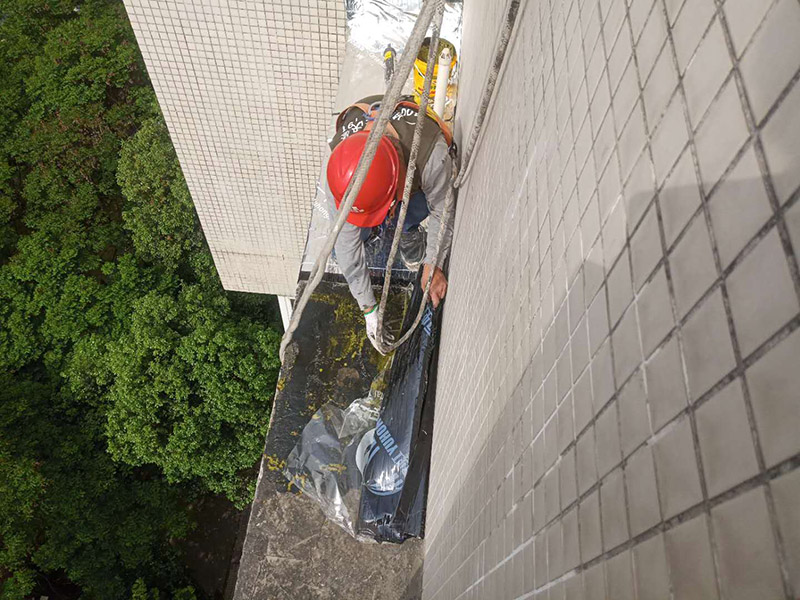 外墻露臺防水：1、找到本來的防水層，由于防水層不是顯露的，是在面層下部，有必要將面層進行悉數(shù)根除，找到本來的防水層。 2、將原防水層根除以后，找平，將本來下部保溫層里存的水進行排干，設(shè)一些排氣孔做排氣辦法，將保溫層里的水分排干。 3、如果在康復美化的情況下，咱們需求做的防水層有必要是阻根防水層，阻根防水層有改性瀝青卷材阻根防水層、還有高分子卷材阻根防水層。 4、做完防水層以后，必定要做找坡處理，不要形成屋面部分存水，通常設(shè)置水泥砂漿找平找坡，找坡的斜度不小于3％。