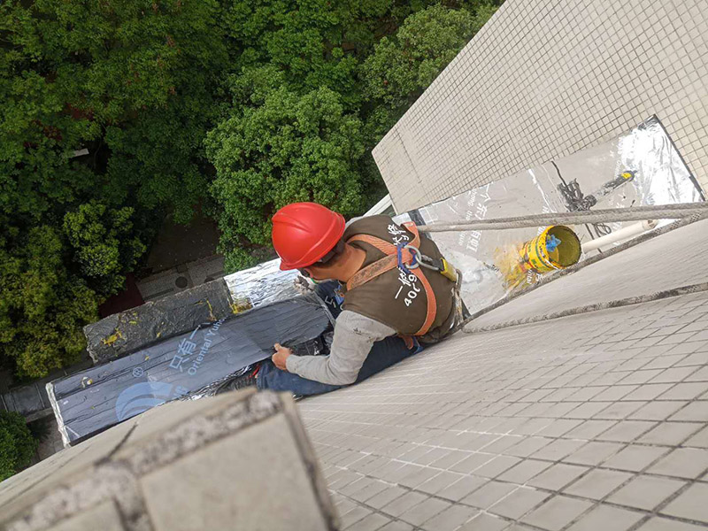 外墻露臺防水：1、找到本來的防水層，由于防水層不是顯露的，是在面層下部，有必要將面層進行悉數(shù)根除，找到本來的防水層。 2、將原防水層根除以后，找平，將本來下部保溫層里存的水進行排干，設(shè)一些排氣孔做排氣辦法，將保溫層里的水分排干。 3、如果在康復美化的情況下，咱們需求做的防水層有必要是阻根防水層，阻根防水層有改性瀝青卷材阻根防水層、還有高分子卷材阻根防水層。 4、做完防水層以后，必定要做找坡處理，不要形成屋面部分存水，通常設(shè)置水泥砂漿找平找坡，找坡的斜度不小于3％。