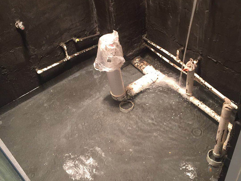 衛(wèi)生間閉水試驗：堵：將地面所有排水口（地漏、豎管等）全部堵住，如果衛(wèi)生間地面太高，應該在門口砌一個水泥臺，防止水外流。 注：向衛(wèi)生間內(nèi)注水，注水高度不低于20mm（一般不超過40mm）&mdash;&mdash;衛(wèi)生間地面是有坡度的，這里的高度，應該在坡度最高的地方測量。 如果墻面也做了防水，在注水的過程中，應該同時向墻壁上淋水。 注水后，保持24~48小時。