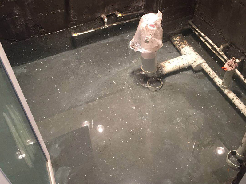 衛(wèi)生間閉水試驗：堵：將地面所有排水口（地漏、豎管等）全部堵住，如果衛(wèi)生間地面太高，應該在門口砌一個水泥臺，防止水外流。 注：向衛(wèi)生間內(nèi)注水，注水高度不低于20mm（一般不超過40mm）&mdash;&mdash;衛(wèi)生間地面是有坡度的，這里的高度，應該在坡度最高的地方測量。 如果墻面也做了防水，在注水的過程中，應該同時向墻壁上淋水。 注水后，保持24~48小時。