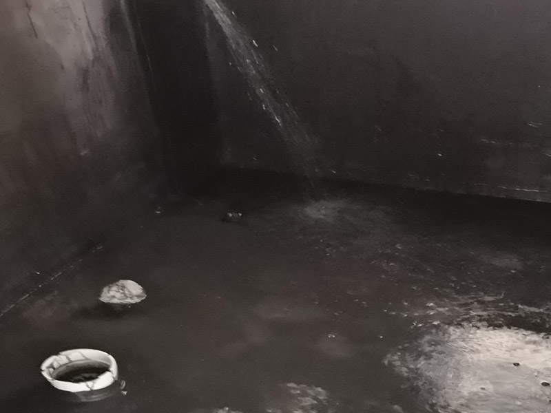 衛(wèi)生間閉水試驗：堵：將地面所有排水口（地漏、豎管等）全部堵住，如果衛(wèi)生間地面太高，應該在門口砌一個水泥臺，防止水外流。 注：向衛(wèi)生間內(nèi)注水，注水高度不低于20mm（一般不超過40mm）&mdash;&mdash;衛(wèi)生間地面是有坡度的，這里的高度，應該在坡度最高的地方測量。 如果墻面也做了防水，在注水的過程中，應該同時向墻壁上淋水。 注水后，保持24~48小時。