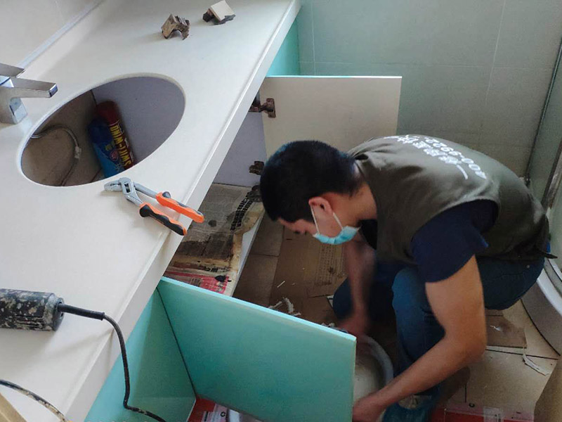 浴室柜維修：1、安裝前，檢查零配件是否齊全。 2、安裝三角閥，確保冷熱進(jìn)水管保持齊平。 3、測量距離，安裝下水管。涂抹膠水要均勻，確保管與管間連接緊密。 4、安裝柜角，看所有角是否在同一水平。裝好后可做適當(dāng)?shù)恼{(diào)整。 5、將浴室柜靠墻放好?？催M(jìn)出水管位置是否得當(dāng)，不合適時(shí)需做一定改動(dòng)。 6、安裝臺(tái)盆的龍頭。龍頭最好與浴室柜配套購買，這樣出水角度較為適合。 7、用螺母固定臺(tái)盆龍頭。固定時(shí)一只手要扶好龍頭，以免裝好后位置偏離。 8、將裝好龍頭的臺(tái)盆放在浴室柜上，調(diào)整位置到最佳為止。