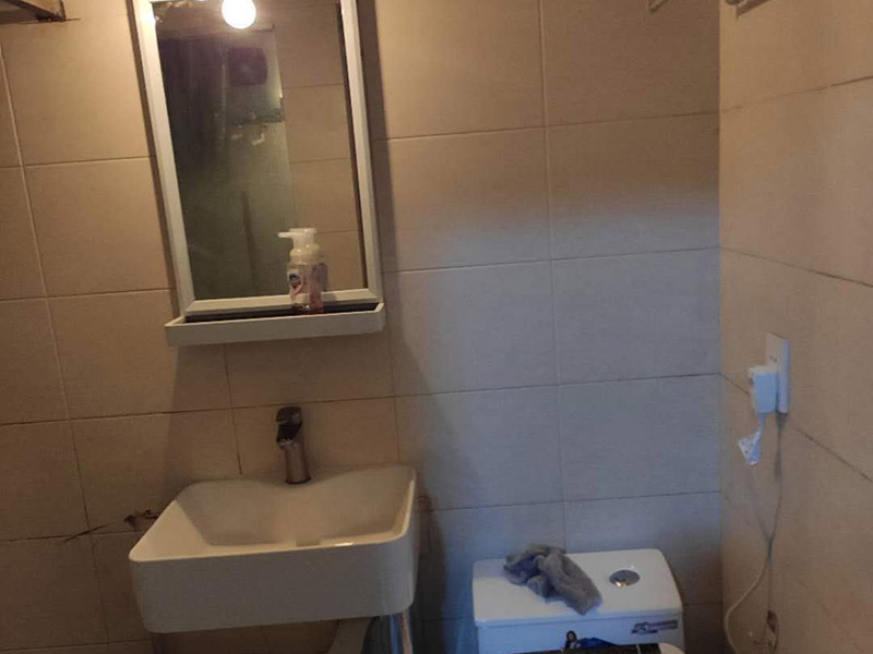 浴室柜維修：1、安裝前，檢查零配件是否齊全。 2、安裝三角閥，確保冷熱進(jìn)水管保持齊平。 3、測量距離，安裝下水管。涂抹膠水要均勻，確保管與管間連接緊密。 4、安裝柜角，看所有角是否在同一水平。裝好后可做適當(dāng)?shù)恼{(diào)整。 5、將浴室柜靠墻放好?？催M(jìn)出水管位置是否得當(dāng)，不合適時(shí)需做一定改動(dòng)。 6、安裝臺(tái)盆的龍頭。龍頭最好與浴室柜配套購買，這樣出水角度較為適合。 7、用螺母固定臺(tái)盆龍頭。固定時(shí)一只手要扶好龍頭，以免裝好后位置偏離。 8、將裝好龍頭的臺(tái)盆放在浴室柜上，調(diào)整位置到最佳為止。