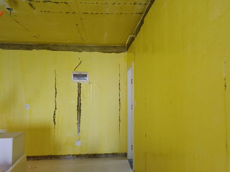 舊墻面翻新刷漆：用鋼刷或鏟刀將墻面鏟平，并清理干凈，直到水泥墻面無浮土為止。這樣做的目的就是為了讓新的乳膠漆與墻面更牢固的粘結起來。還需要把剝落的底漆清除干凈。若舊墻留有墻紙，撕下來之后難免會殘留一些膠紙，同時也需要清除干凈。一般來說，墻面平整度誤差可在3mm。 然后刮膩子的主要目的就是為了填補墻面，以確保墻面是平整的。然后，在墻面輥一遍混凝土的界面劑，以實現(xiàn)均勻的效果。等混泥土干燥后，便可開始刮膩子了。 接著打磨墻面，在打磨之前，必須選用較細的砂紙。如今比較常用的是400-500號的砂紙。如果使用較粗的砂紙，會在墻上留下深的砂痕，即便是刷漆也覆蓋不了。待打磨完了之后，必須徹底清掃一遍墻面，以免粉塵過多而影響墻面漆的黏貼性?！≡谕克⒌灼釙r，一定要做到均勻，保證任何位置都能刷到。若油漆量較大，底漆可適當?shù)狞c水，以便均勻的涂刷。