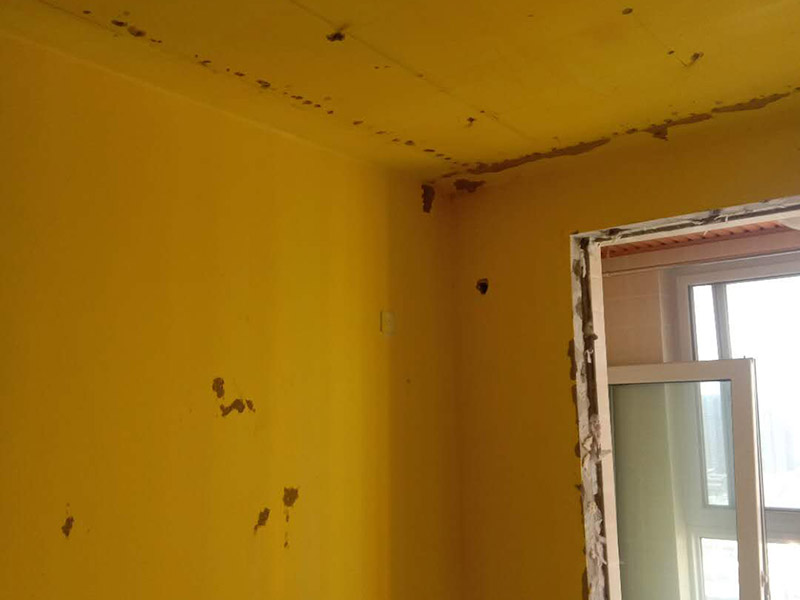 舊墻面翻新刷漆：用鋼刷或鏟刀將墻面鏟平，并清理干凈，直到水泥墻面無浮土為止。這樣做的目的就是為了讓新的乳膠漆與墻面更牢固的粘結起來。還需要把剝落的底漆清除干凈。若舊墻留有墻紙，撕下來之后難免會殘留一些膠紙，同時也需要清除干凈。一般來說，墻面平整度誤差可在3mm。 然后刮膩子的主要目的就是為了填補墻面，以確保墻面是平整的。然后，在墻面輥一遍混凝土的界面劑，以實現(xiàn)均勻的效果。等混泥土干燥后，便可開始刮膩子了。 接著打磨墻面，在打磨之前，必須選用較細的砂紙。如今比較常用的是400-500號的砂紙。如果使用較粗的砂紙，會在墻上留下深的砂痕，即便是刷漆也覆蓋不了。待打磨完了之后，必須徹底清掃一遍墻面，以免粉塵過多而影響墻面漆的黏貼性。　在涂刷底漆時，一定要做到均勻，保證任何位置都能刷到。若油漆量較大，底漆可適當?shù)狞c水，以便均勻的涂刷。