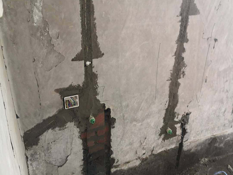 水電暗管布線：暗線電路也叫做暗線布線，其注意就是指先將電路安裝好，然后再進(jìn)行裝潢，吧電線撞到墻壁內(nèi)，就連開(kāi)關(guān)插座都是暗孔的，而暗線布線的有點(diǎn)就是是的墻壁上面沒(méi)有電路的痕跡，使得裝修非常的美觀，而且安全性也大大的提高了，不過(guò)缺點(diǎn)也是非常煩人的。暗線布線選材注意事項(xiàng)   暗線布線在施工的時(shí)候應(yīng)該采用暗管布線來(lái)施工，而一般采用的暗管都是pvc管。