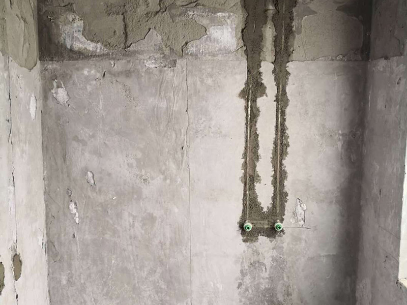 水電暗管布線：暗線電路也叫做暗線布線，其注意就是指先將電路安裝好，然后再進(jìn)行裝潢，吧電線撞到墻壁內(nèi)，就連開(kāi)關(guān)插座都是暗孔的，而暗線布線的有點(diǎn)就是是的墻壁上面沒(méi)有電路的痕跡，使得裝修非常的美觀，而且安全性也大大的提高了，不過(guò)缺點(diǎn)也是非常煩人的。暗線布線選材注意事項(xiàng)   暗線布線在施工的時(shí)候應(yīng)該采用暗管布線來(lái)施工，而一般采用的暗管都是pvc管。