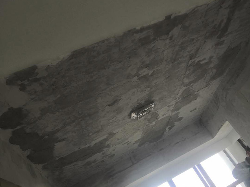 全屋墻面鏟除翻新：舊墻面在翻新前一定要做墻面基底處理，粉化嚴(yán)重的要全部鏟除，鏟除后抹上一層白水泥，原來(lái)墻面過(guò)于光滑、刷過(guò)油漆的鏟除后還要做打磨處理，把粘結(jié)不牢的表皮去掉，便于新涂料和墻體粘結(jié)。墻面底漆的作用是抗堿防潮、封固基材、保護(hù)面漆，提高面漆的質(zhì)感和遮蓋力，對(duì)于老房翻新，墻面一定要做底漆，如果沒(méi)有刷底漆就直接上面漆的話，時(shí)間一長(zhǎng)墻面容易起泡、發(fā)霉，太陽(yáng)照曬時(shí)間長(zhǎng)了也容易變色。已經(jīng)上好面漆的墻面要修補(bǔ)會(huì)比較麻煩，容易產(chǎn)生色差，材料的使用時(shí)間不同，質(zhì)量也難以保證，很難達(dá)到理想效果。 所以墻面的修補(bǔ)最好是整塊墻面，或是盡可能地選擇較大面積進(jìn)行修補(bǔ)，這樣可以盡量避免產(chǎn)生色差，修補(bǔ)后的質(zhì)量也更好。