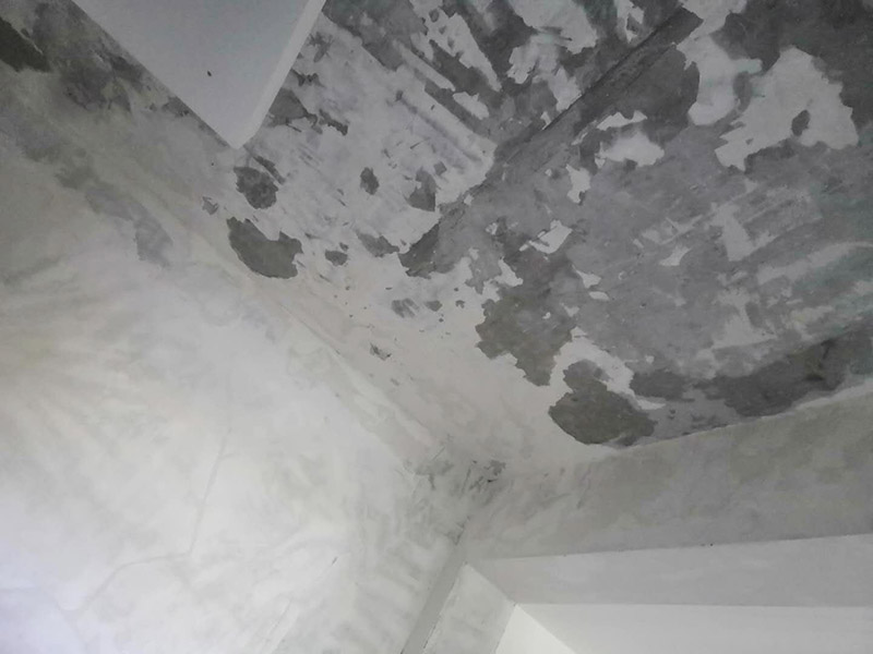 全屋墻面鏟除翻新：舊墻面在翻新前一定要做墻面基底處理，粉化嚴(yán)重的要全部鏟除，鏟除后抹上一層白水泥，原來(lái)墻面過(guò)于光滑、刷過(guò)油漆的鏟除后還要做打磨處理，把粘結(jié)不牢的表皮去掉，便于新涂料和墻體粘結(jié)。墻面底漆的作用是抗堿防潮、封固基材、保護(hù)面漆，提高面漆的質(zhì)感和遮蓋力，對(duì)于老房翻新，墻面一定要做底漆，如果沒(méi)有刷底漆就直接上面漆的話，時(shí)間一長(zhǎng)墻面容易起泡、發(fā)霉，太陽(yáng)照曬時(shí)間長(zhǎng)了也容易變色。已經(jīng)上好面漆的墻面要修補(bǔ)會(huì)比較麻煩，容易產(chǎn)生色差，材料的使用時(shí)間不同，質(zhì)量也難以保證，很難達(dá)到理想效果。 所以墻面的修補(bǔ)最好是整塊墻面，或是盡可能地選擇較大面積進(jìn)行修補(bǔ)，這樣可以盡量避免產(chǎn)生色差，修補(bǔ)后的質(zhì)量也更好。