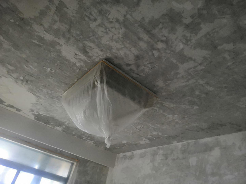 全屋墻面鏟除翻新：舊墻面在翻新前一定要做墻面基底處理，粉化嚴(yán)重的要全部鏟除，鏟除后抹上一層白水泥，原來(lái)墻面過(guò)于光滑、刷過(guò)油漆的鏟除后還要做打磨處理，把粘結(jié)不牢的表皮去掉，便于新涂料和墻體粘結(jié)。墻面底漆的作用是抗堿防潮、封固基材、保護(hù)面漆，提高面漆的質(zhì)感和遮蓋力，對(duì)于老房翻新，墻面一定要做底漆，如果沒(méi)有刷底漆就直接上面漆的話，時(shí)間一長(zhǎng)墻面容易起泡、發(fā)霉，太陽(yáng)照曬時(shí)間長(zhǎng)了也容易變色。已經(jīng)上好面漆的墻面要修補(bǔ)會(huì)比較麻煩，容易產(chǎn)生色差，材料的使用時(shí)間不同，質(zhì)量也難以保證，很難達(dá)到理想效果。 所以墻面的修補(bǔ)最好是整塊墻面，或是盡可能地選擇較大面積進(jìn)行修補(bǔ)，這樣可以盡量避免產(chǎn)生色差，修補(bǔ)后的質(zhì)量也更好。