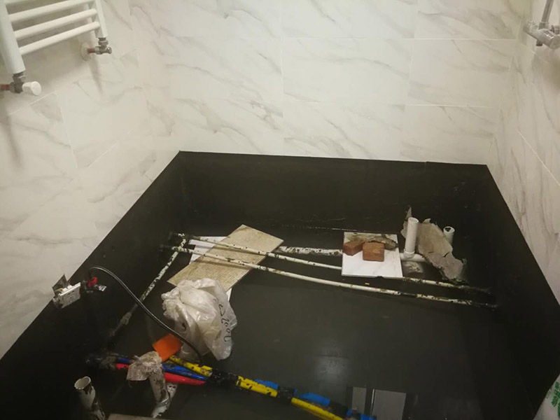 衛(wèi)生間改造裝修：因為是二次裝修，所以在裝修前，首先需要的就是敲掉之前裝修的地瓷磚，才可以使用自己選購好的地瓷磚進行鋪貼，在這里需要提醒的是，在敲碎原有的瓷磚時，一定要多加注意，不要敲到下水道水管了，衛(wèi)生間的下水道通常都是有多個的，一不小心就很容易被敲打到。還要特點注意的是，一定要避免碎掉的瓷磚進入下水道內(nèi)，不然就會擁堵，這是很難解決的一件大難題哦。改造的時候盡量不要破壞原有的防水層，如果發(fā)現(xiàn)有漏洞的現(xiàn)象，應立即進行修補工作，避免留下防水隱患。