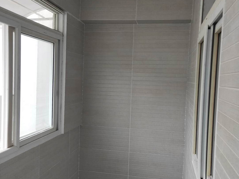 陽臺改造前后對比：地板進(jìn)水后會嚴(yán)重變形，陽臺與客廳地板直接相連，并且陽臺上一般都有洗衣機(jī)，如果洗衣機(jī)的出水漫出來，就會泡爛地板，使之變形，所以陽臺肯定要做好防水和地漏，做防水前先找平，待水泥干透后再做，防水材料至少要涂3遍。在安裝地板時(shí)，地板與門檻和墻壁之間會留有一定的空隙，這個空隙間可以填充一些硅膠，加以隔離，并且空隙要稍大點(diǎn)，以避免陽臺的水氣湛到地板上，引起發(fā)霉、變黑現(xiàn)象。地板邊上縫隙不好看，要安裝上壓條就能遮蓋了。地板壓條有金黃色的銅質(zhì)、白色的鋁質(zhì)、顏色豐富的木質(zhì)，建議選擇銅質(zhì)的，雖然貴點(diǎn)，但是比較厚實(shí)，也比較耐用。